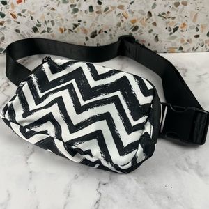 Belt Bag Men Women Fashionable Crossbody Fanny Pack Adjustable Strap Black/White